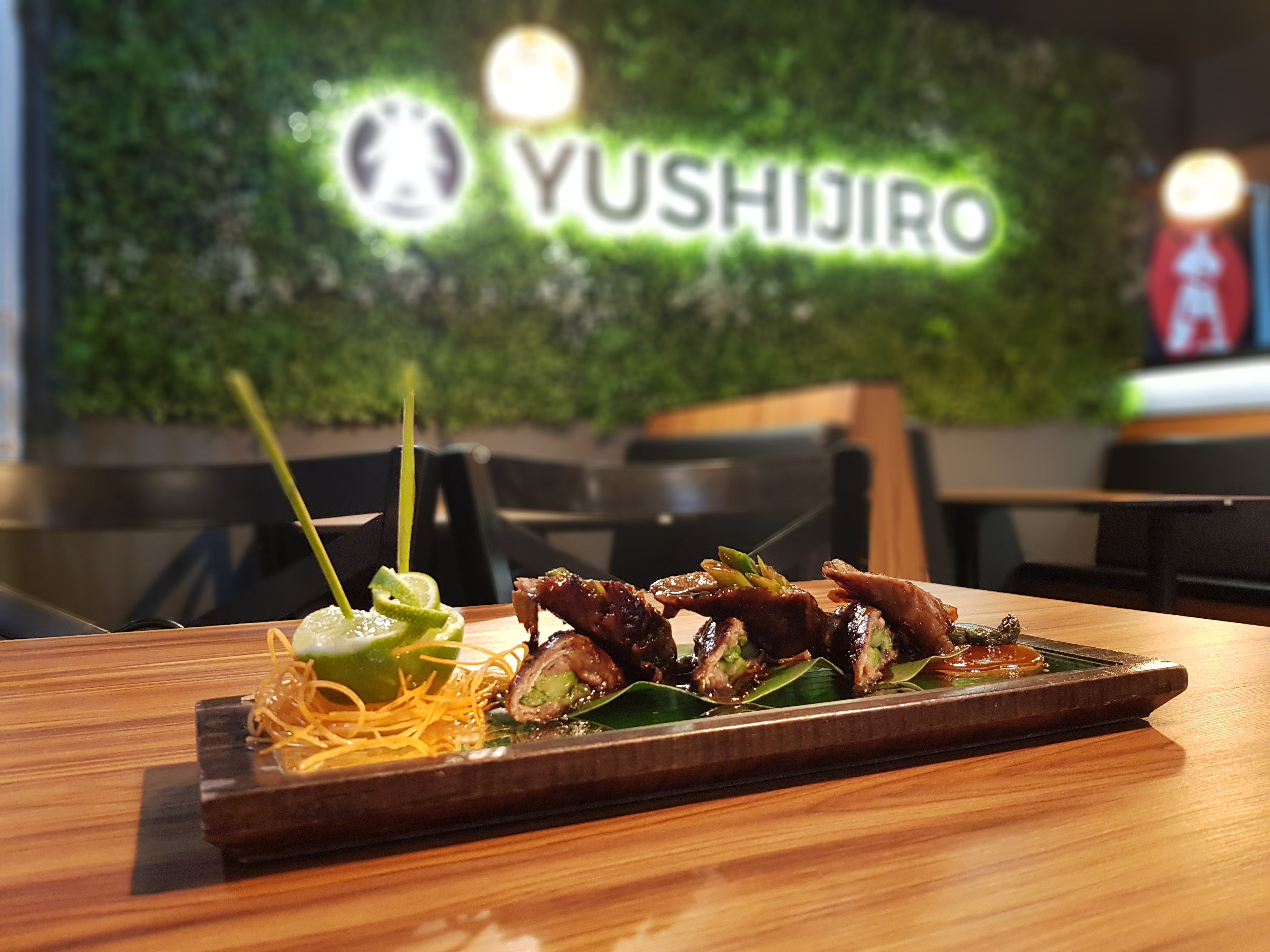 Sushi servido en restaurante Yushijiro San